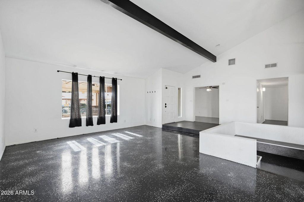 Image 10 of property listing at 5020 W ROYAL PALM Road, Glendale, AZ 85302
