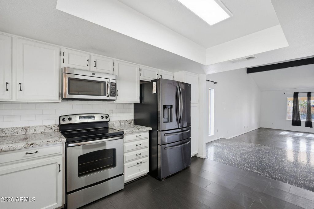 Image 18 of property listing at 5020 W ROYAL PALM Road, Glendale, AZ 85302