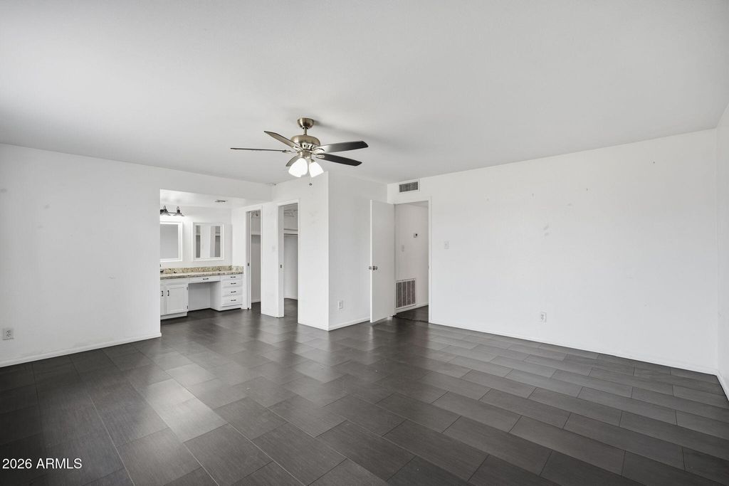 Image 22 of property listing at 5020 W ROYAL PALM Road, Glendale, AZ 85302