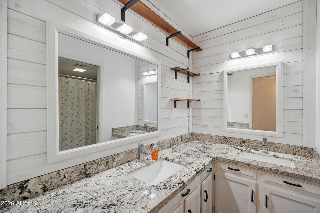 Image 29 of property listing at 5020 W ROYAL PALM Road, Glendale, AZ 85302