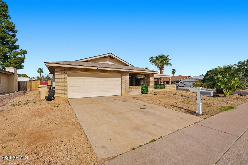 Image 36 of property listing at 5020 W ROYAL PALM Road, Glendale, AZ 85302