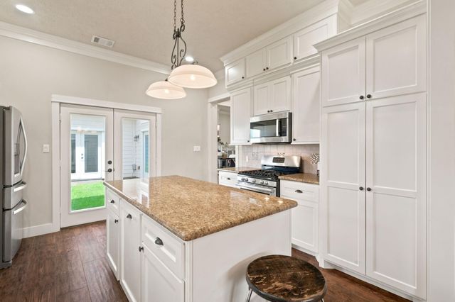 100 Capetown Circle, Montgomery, TX 77356