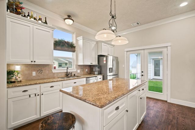 100 Capetown Circle, Montgomery, TX 77356