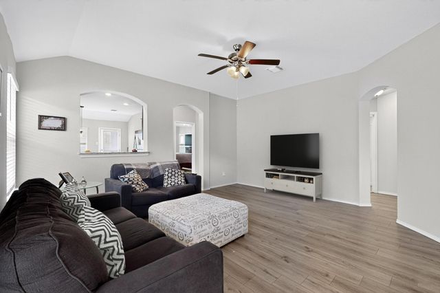 201 Nathaniel DR, Taylor, TX 76574