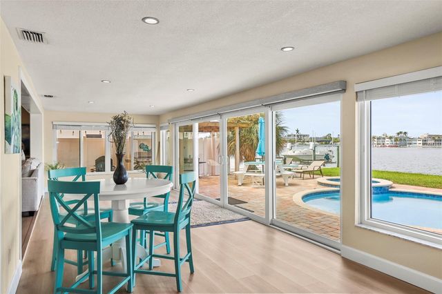 6360 2ND PALM POINT, St Petersburg, FL 33706