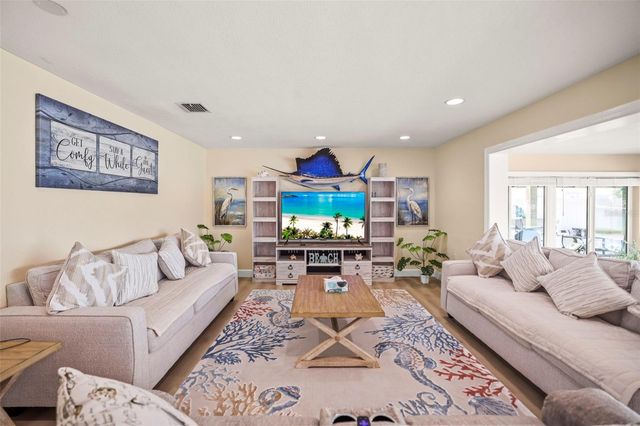 6360 2ND PALM POINT, St Petersburg, FL 33706