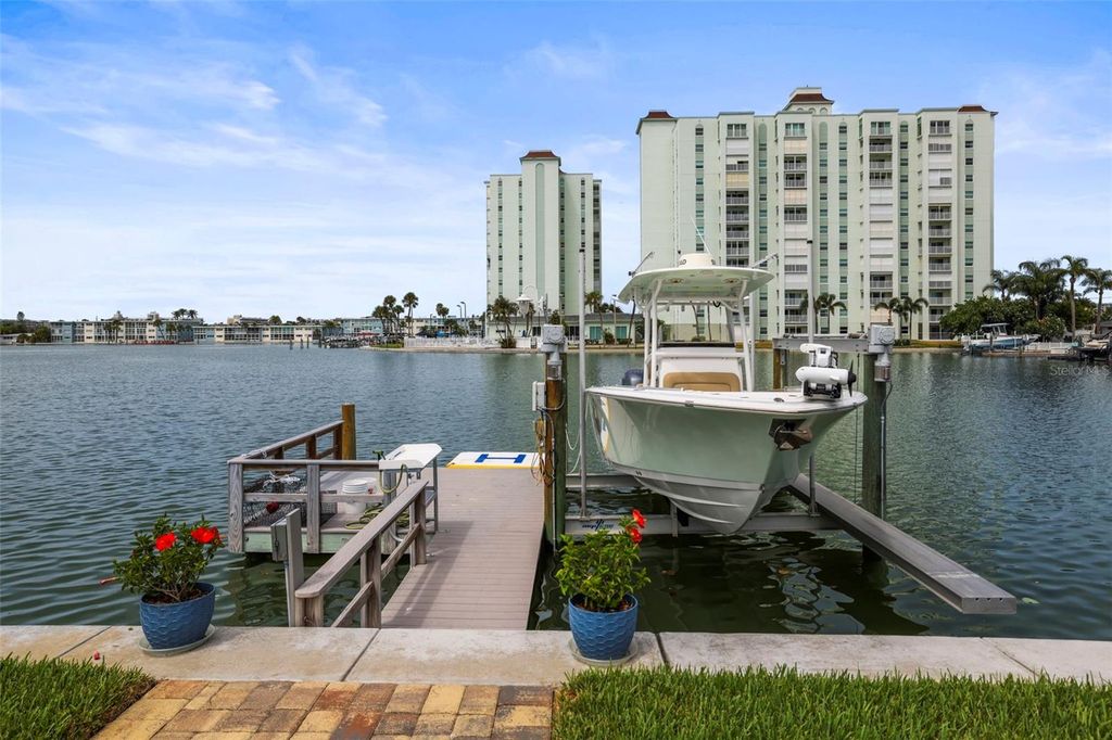 6360 2ND PALM POINT, St Petersburg, FL 33706