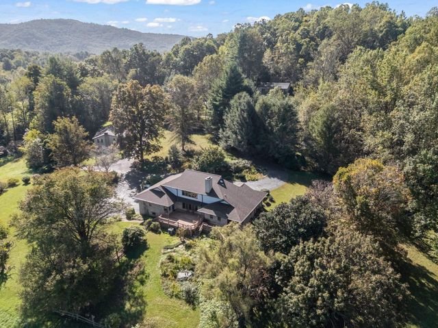 26 Canter Court, Hendersonville, NC 28742