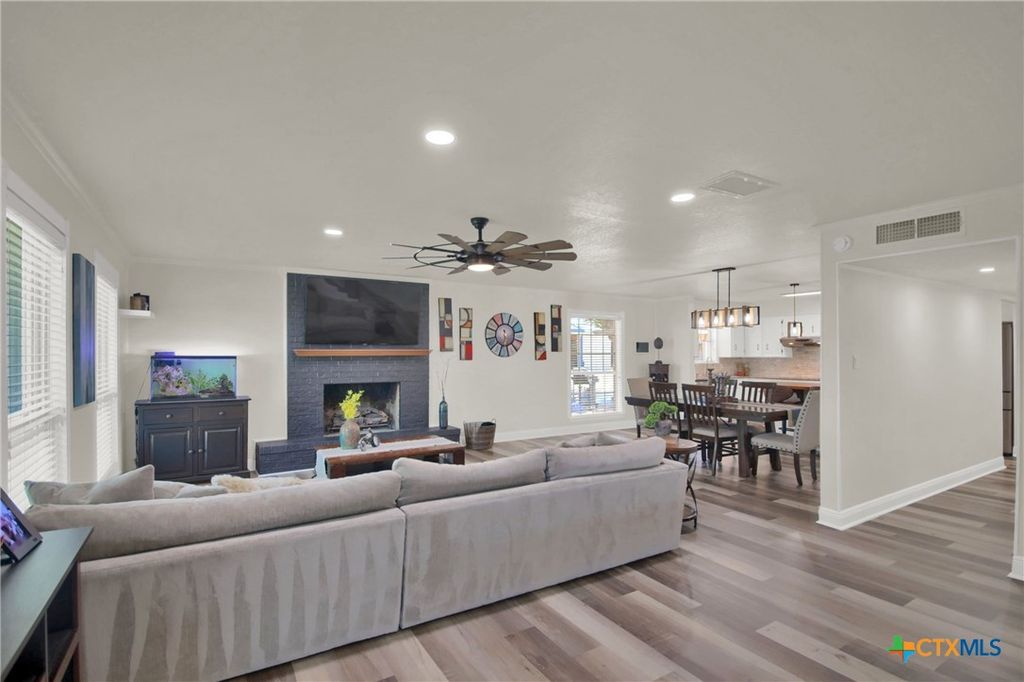 Image 4 of property listing at 550 C Bud Stockton Loop, Jarrell, TX 76537