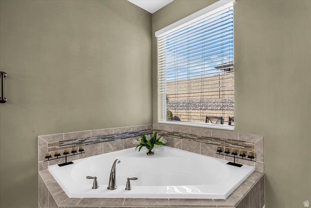 811 N CROWN KING AVE, Washington, UT 84780