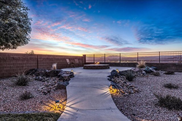 811 N CROWN KING AVE, Washington, UT 84780