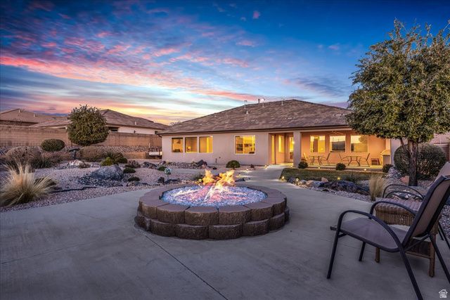 811 N CROWN KING AVE, Washington, UT 84780