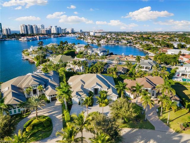 383 Cuddy CT, Naples, FL 34103