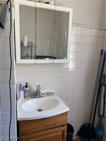 6622 lansing, Cleveland, OH 44105