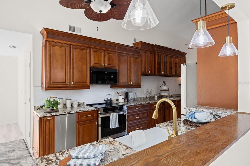 Image 18 of property listing at 2138 BAYOU DRIVE, Holiday, FL 34691