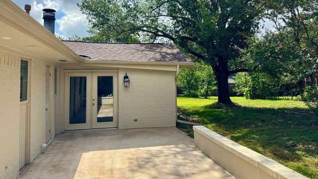 2500 Briarwood Circle, Bryan, TX 77802
