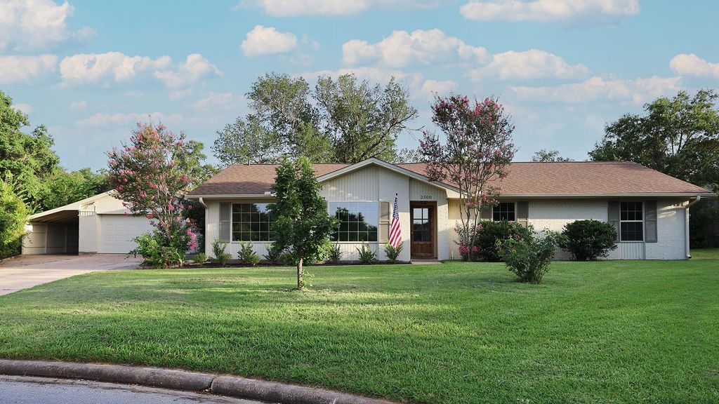 2500 Briarwood Circle, Bryan, TX 77802