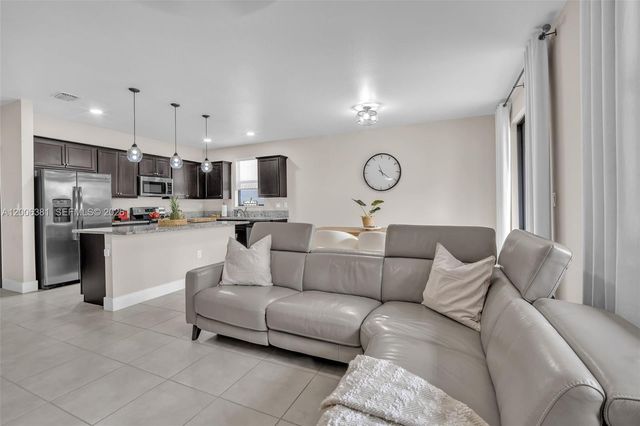 3525 W 94th St, Hialeah, FL 33018