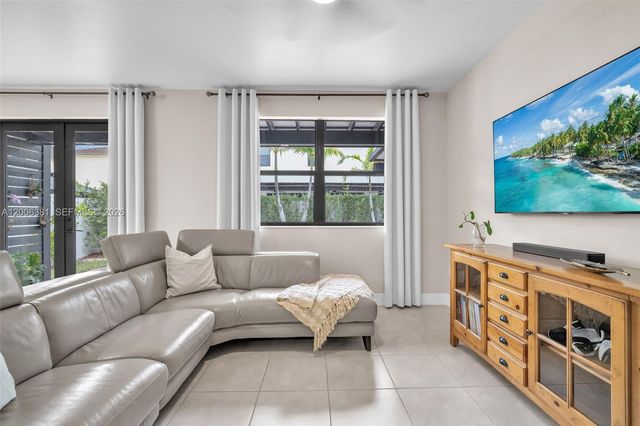 3525 W 94th St, Hialeah, FL 33018