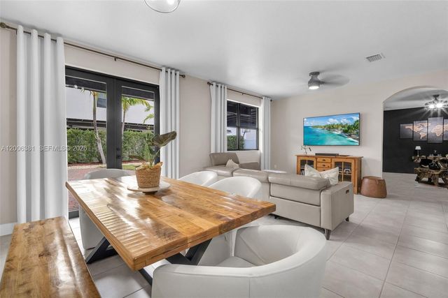 3525 W 94th St, Hialeah, FL 33018