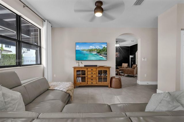 3525 W 94th St, Hialeah, FL 33018