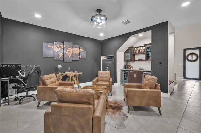 3525 W 94th St, Hialeah, FL 33018