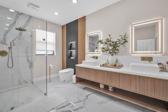 3525 W 94th St, Hialeah, FL 33018