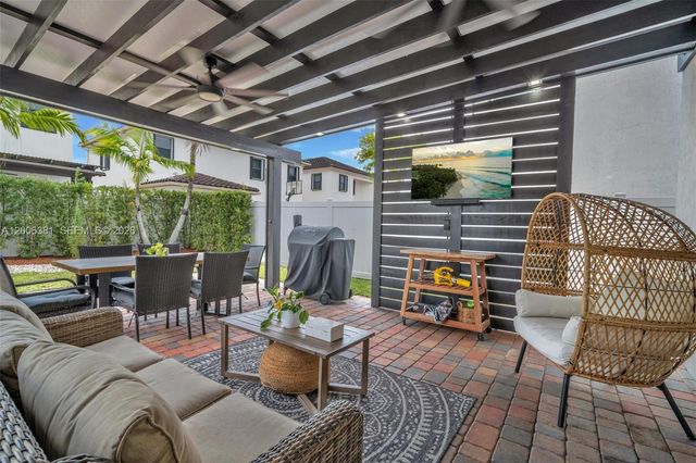 3525 W 94th St, Hialeah, FL 33018