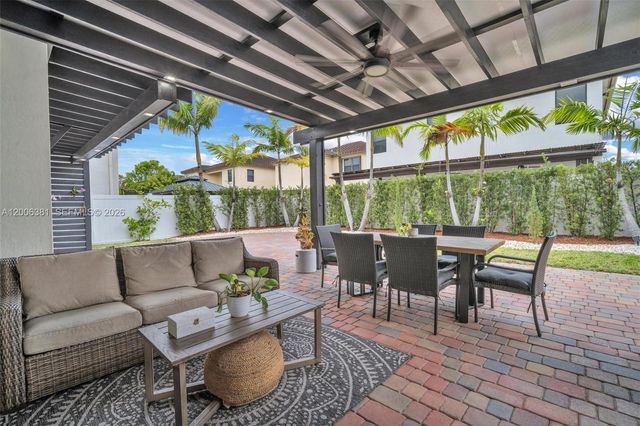 3525 W 94th St, Hialeah, FL 33018