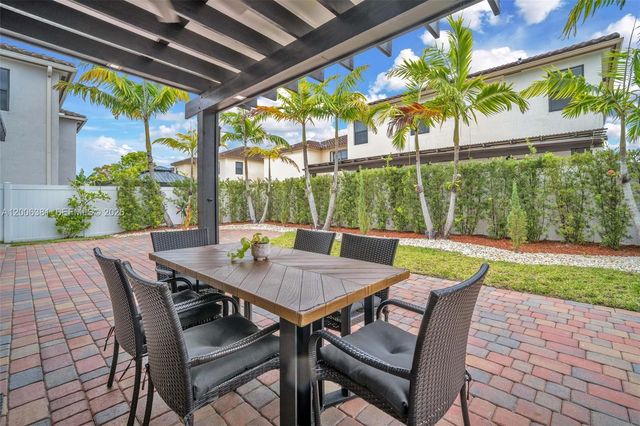 3525 W 94th St, Hialeah, FL 33018