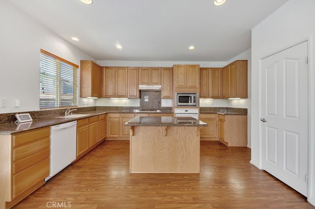 2550 W Avenue K6, Lancaster, CA 93536