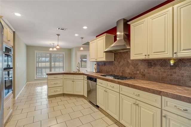 6516 Masters Place, Van Buren, AR 72956