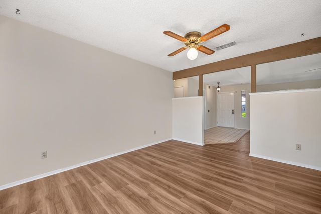 1400 Pebblewood Dr, Sacramento, CA 95833