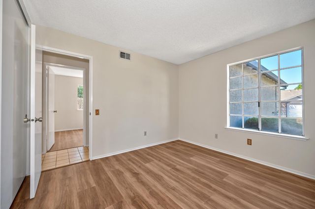 1400 Pebblewood Dr, Sacramento, CA 95833