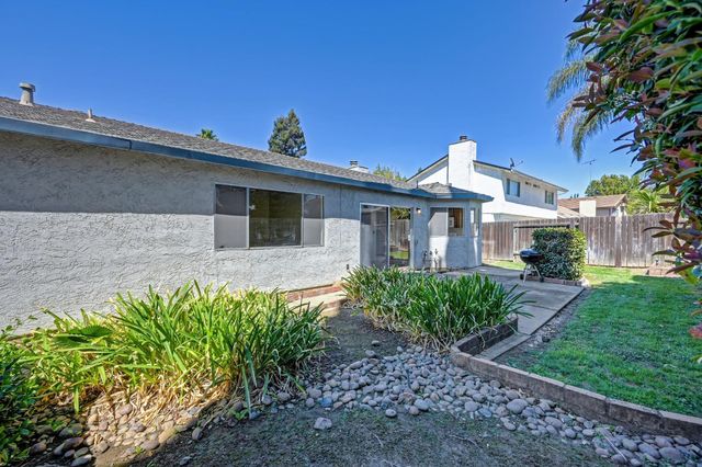 1400 Pebblewood Dr, Sacramento, CA 95833