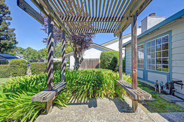 1400 Pebblewood Dr, Sacramento, CA 95833
