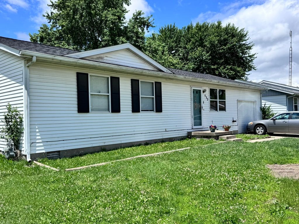Image 2 of property listing at 532 Kristy Drive, Centralia, IL 62801