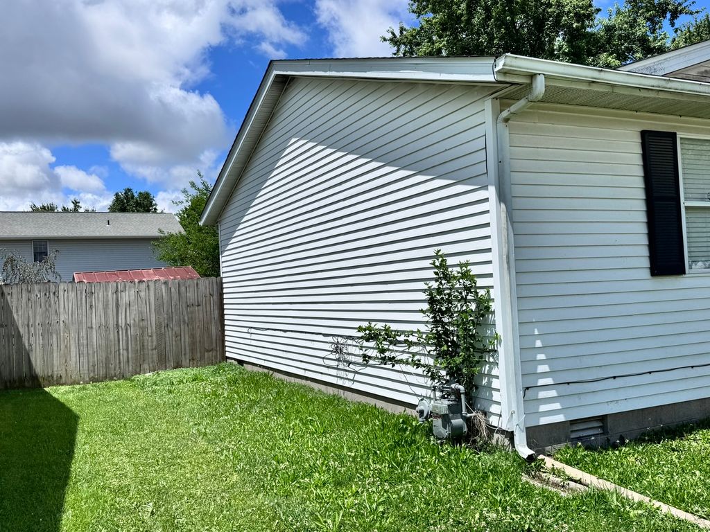 Image 3 of property listing at 532 Kristy Drive, Centralia, IL 62801