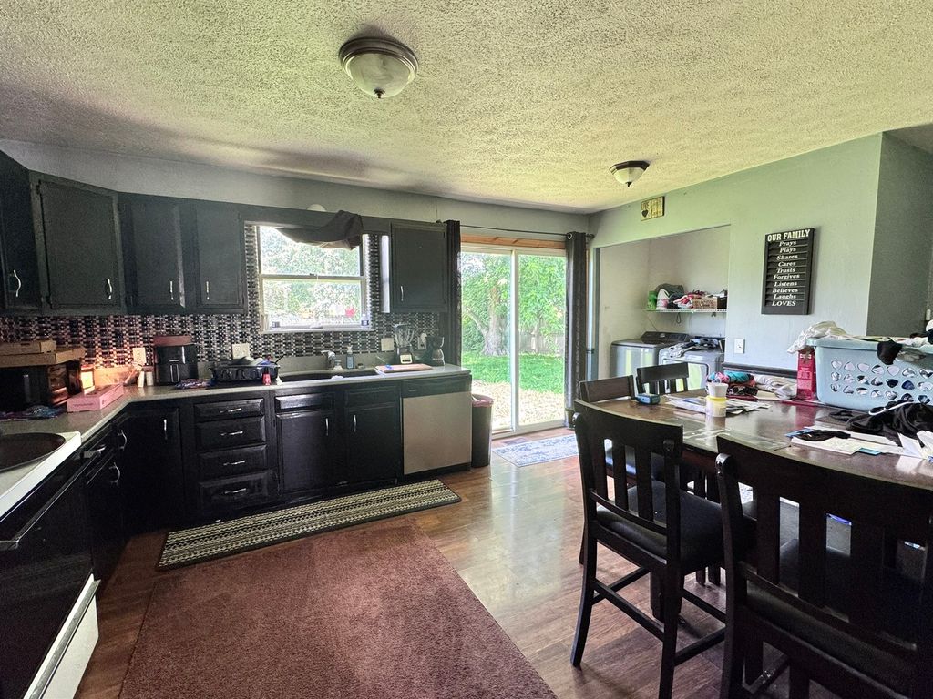 Image 7 of property listing at 532 Kristy Drive, Centralia, IL 62801