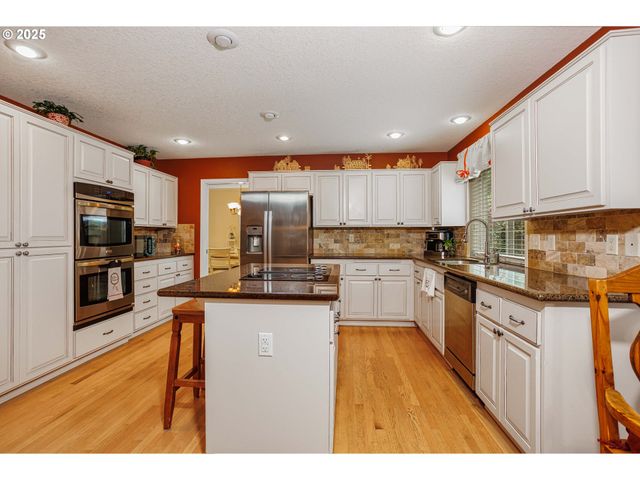 11544 Se HIGHLAND Loop, Clackamas, OR 97015