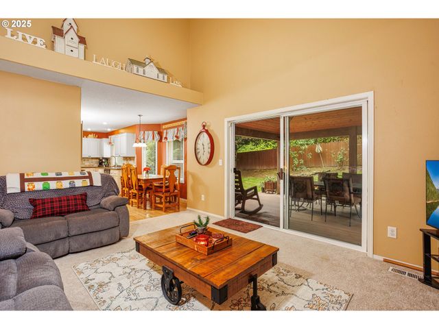 11544 Se HIGHLAND Loop, Clackamas, OR 97015