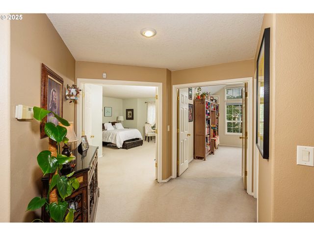 11544 Se HIGHLAND Loop, Clackamas, OR 97015
