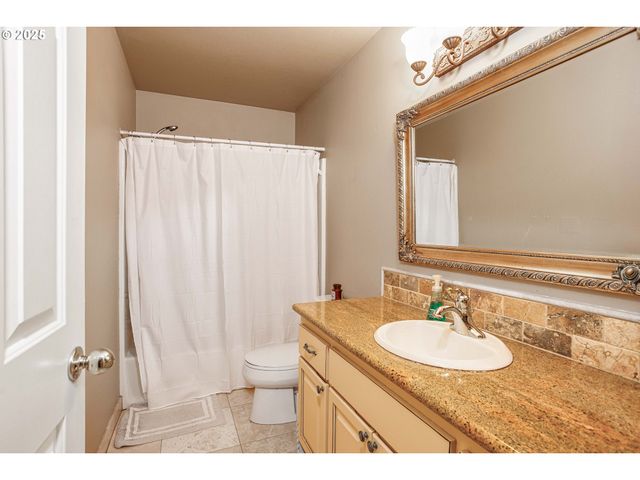 11544 Se HIGHLAND Loop, Clackamas, OR 97015