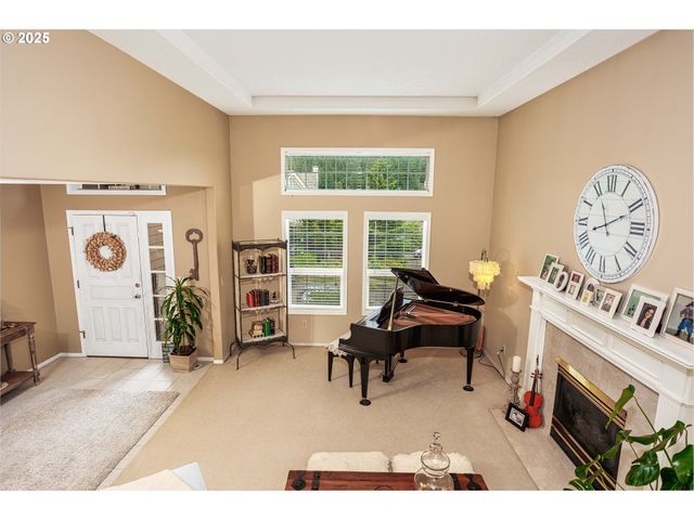 11544 Se HIGHLAND Loop, Clackamas, OR 97015