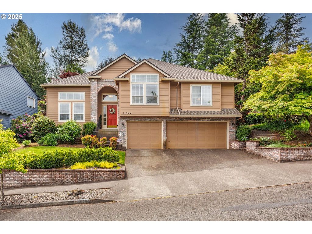 11544 Se HIGHLAND Loop, Clackamas, OR 97015