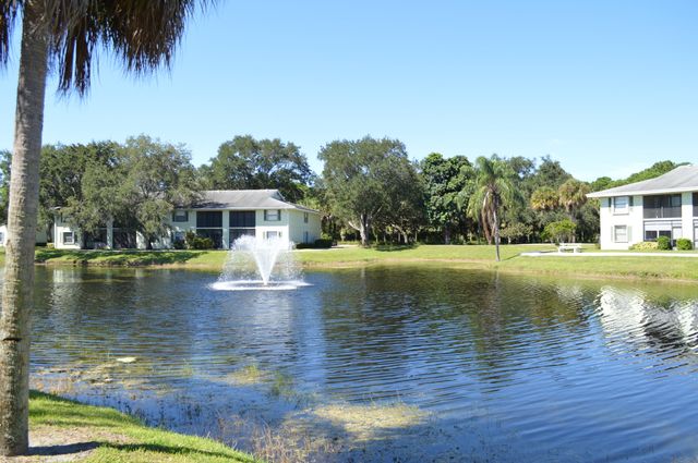 301 SABAL RIDGE Circle F, Palm Beach Gardens, FL 33418