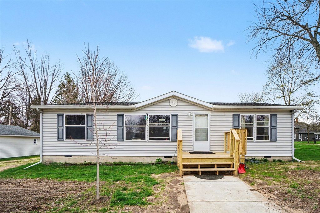 403 E 2nd Street, Lawton, MI 49065