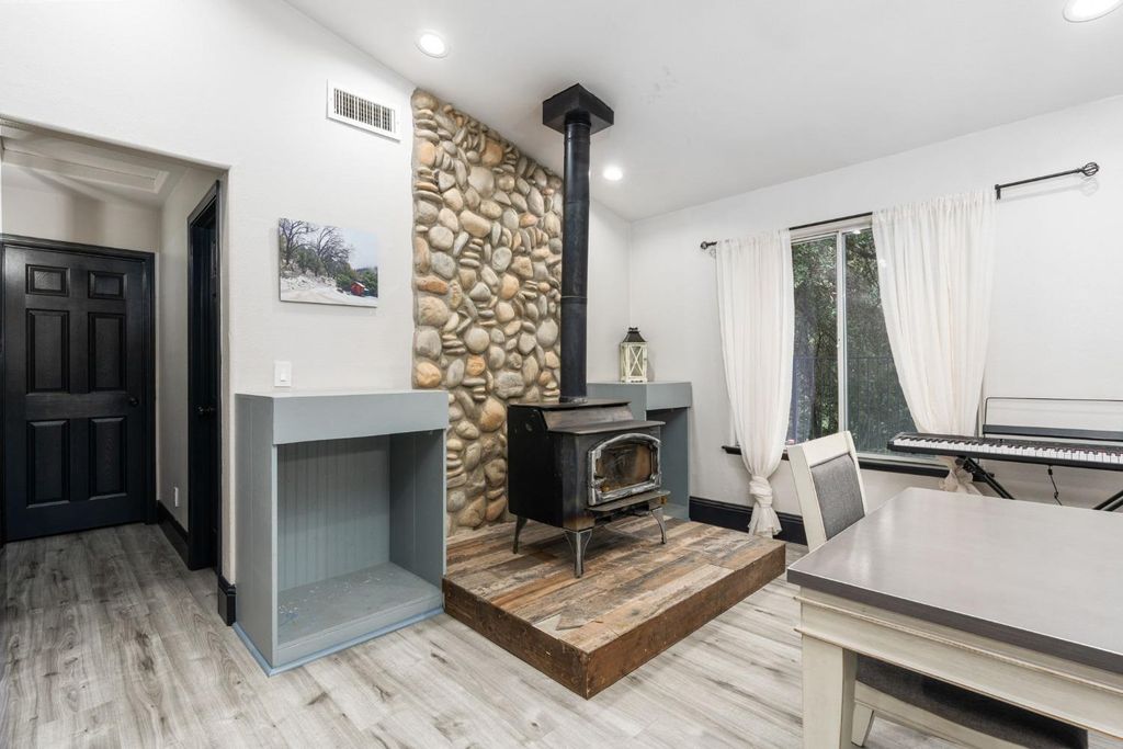 Image 17 of property listing at 36345 Mudge Ranch Road, Coarsegold, CA 93614