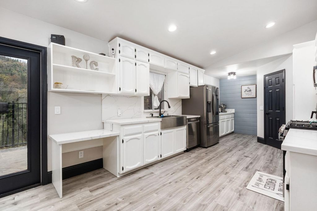 Image 9 of property listing at 36345 Mudge Ranch Road, Coarsegold, CA 93614