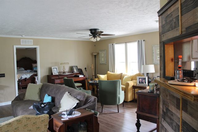 830 River Rd, Cowpens, SC 29330